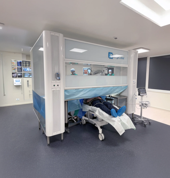 SurgiCube® Reinluftsystem im klinischen Operationsumfeld